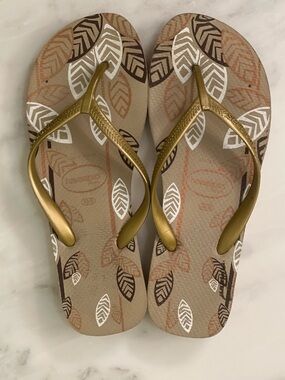 Havaianas High Women's Gold Strap Leaf-Print Platform Sandals